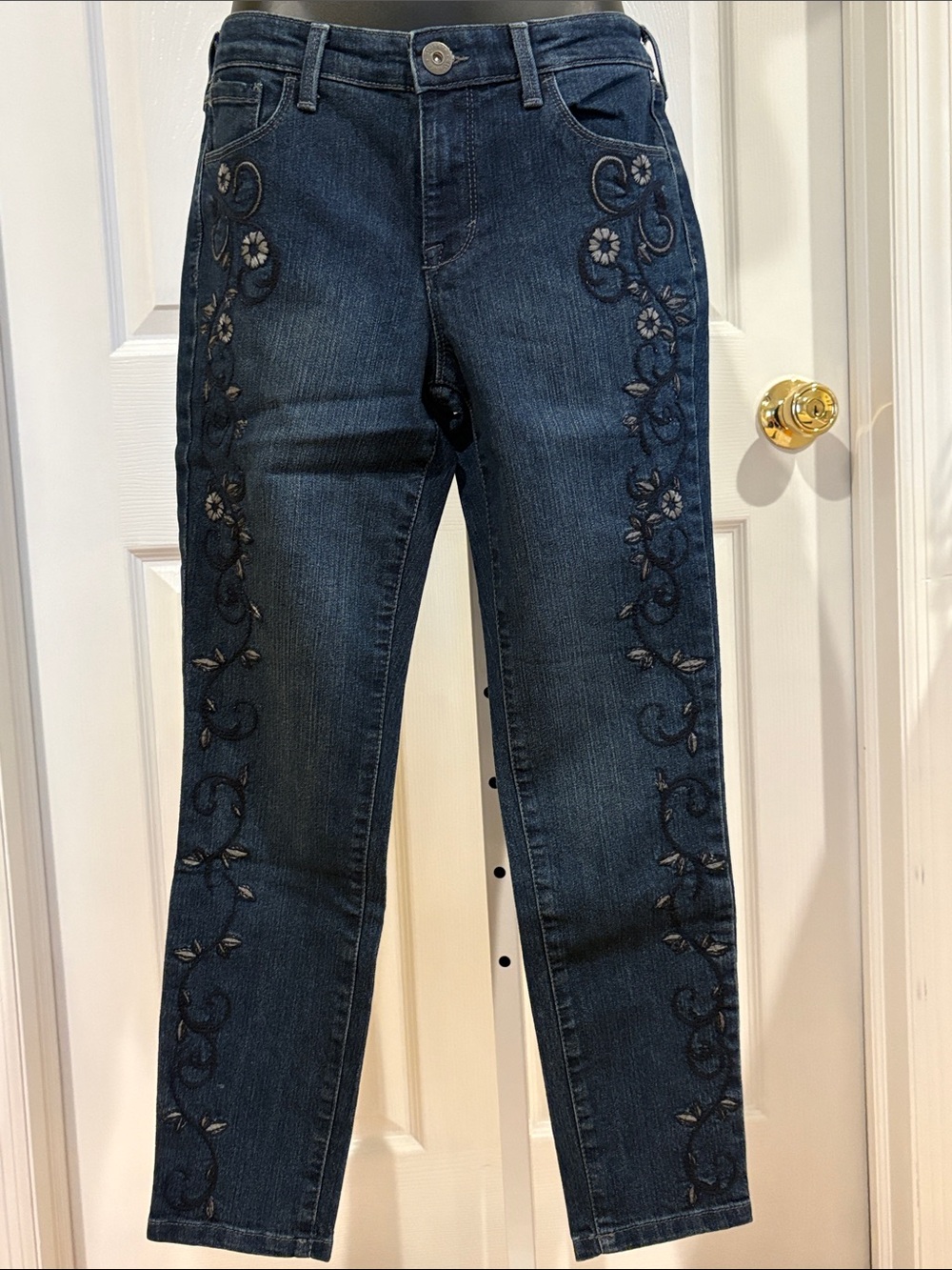 NWOT Style & Co Denim Embroidered stretch ankle Jeans 4P